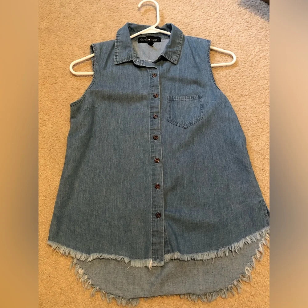 Small Derek Heart Denim Sleeveless Collared Button Down Top
